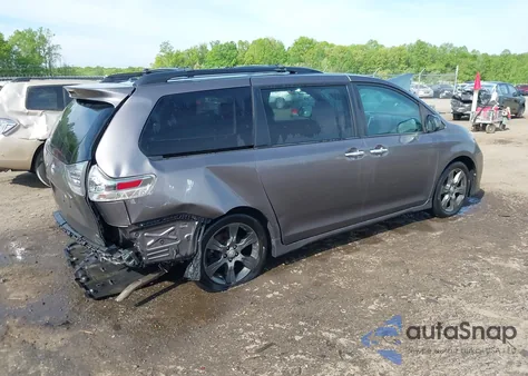 2015 Toyota Sienna Se 8 Passenger z USA, uszkodzony, nr VIN 5TDXK3DC5FS640306